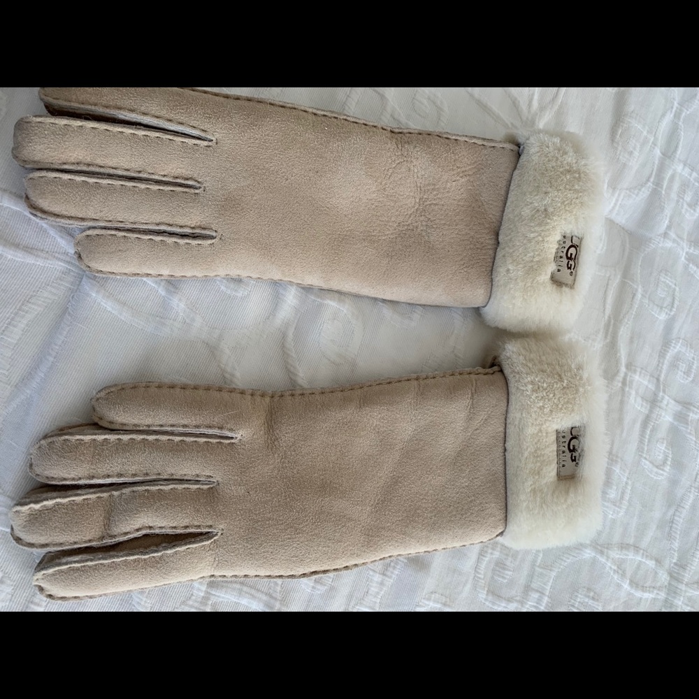 UGG sheepskin and shearling ladies gloves